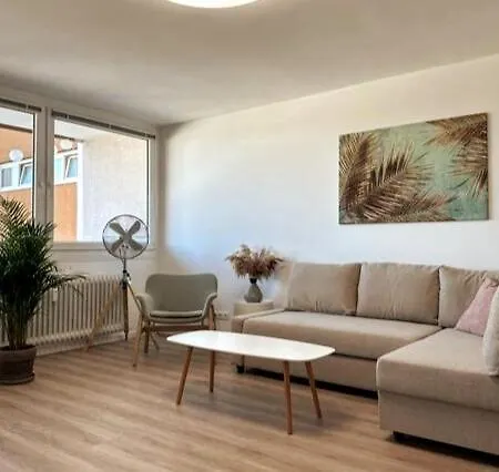 Stylish Apartment, Balcony, 2 Bedroom *