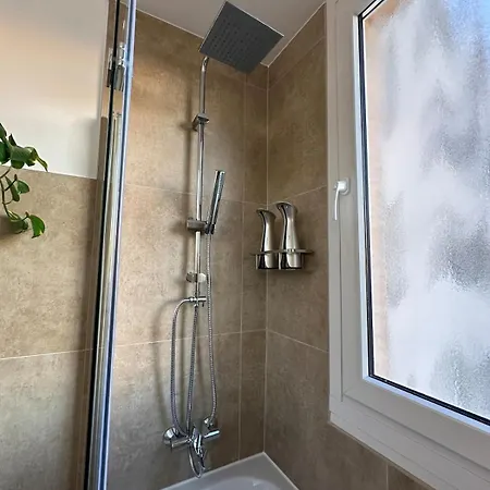 Stylish Apartment, Balcony, 2 Bedroom *